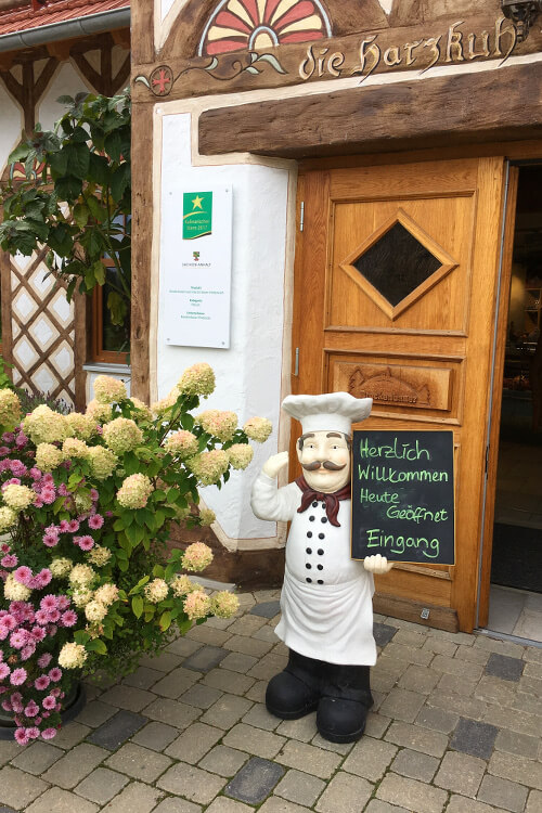 Willkommen Koch Figur am Eingang zum Restaurant
